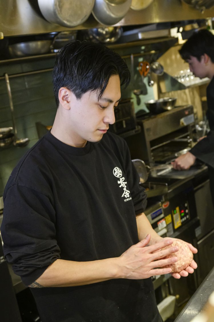 DJ・RENとしても活動する店主の上杉蓮さん。