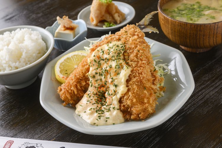 生アジフライ定食1200円。アジは、豊洲市場で働く仲卸の知人から鮮魚を仕入れている。入荷がない日もあるので、あればラッキー。