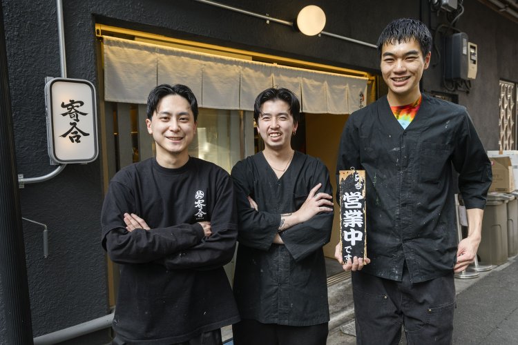 上杉さんをはじめ、スタッフの稲田さんと川島さんもDJやモデルといった肩書きを持つ。