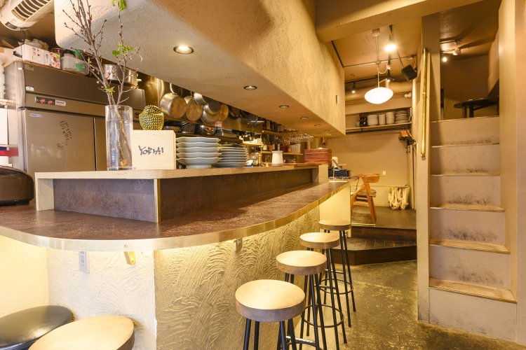 昼の12時を過ぎるとおなかをすかせた人達であっという間に満席に。店内に流れるBGMは、上杉さんのオリジナルプレイリスト。