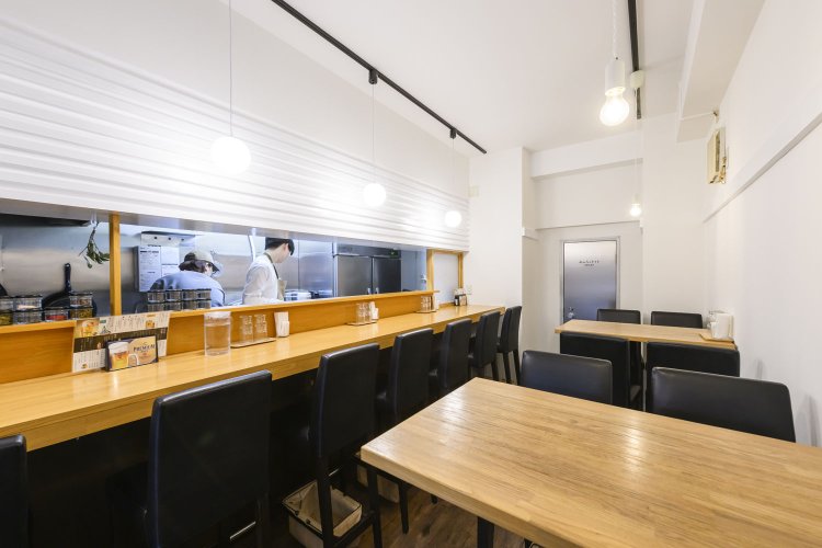 オープンキッチンでカウンターもテーブル席も距離感が近く、ほっとできるアットホームな雰囲気。