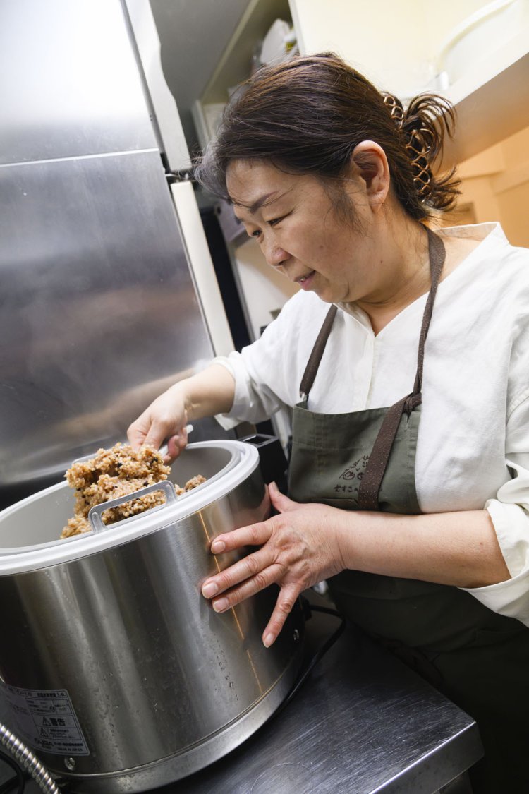 「今日は何を作ろうかな～」と実家の台所に立つ母のような本間さん。