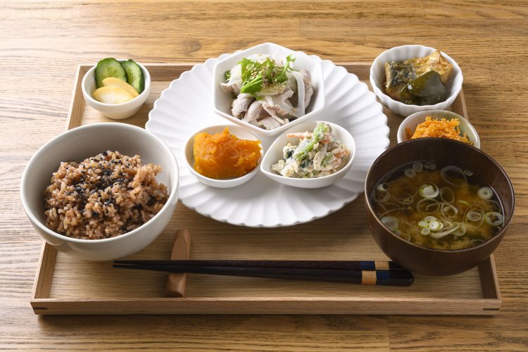 本日のランチ定食1100円のおかずは日替わり。取材時は豚しゃぶ、サバの香味漬け、白和え、たらこにんじん、かぼちゃの煮物。