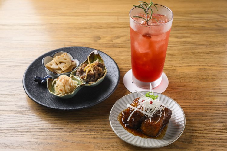 夜の営業では、黒酢の角煮や日替わり3種盛り各500円が登場。17時～18時30分はハッピーアワーでアルコール類が半額に。