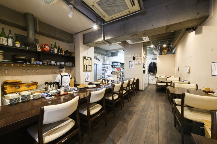 カウンターに並べられたおばんざいに「ぐぅ～っ」と空腹が刺激される。