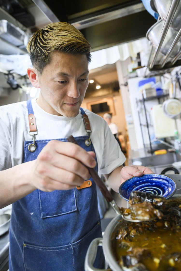 「鯖の黒煮のおいしさをもっとたくさんの方に知ってもらいたい！」と意気込む平野さん。