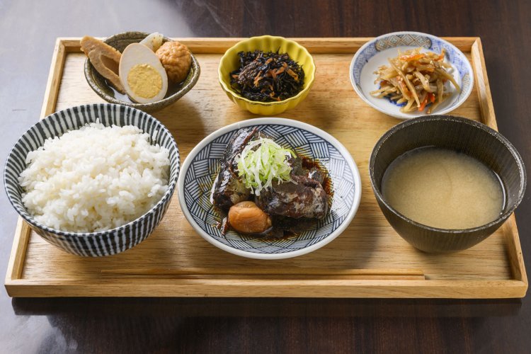 看板メニューの鯖の黒煮定食950円はしじみ汁付き。おでんやきんぴら、ひじきなど、手作りのおばんざいはその日のお楽しみ。