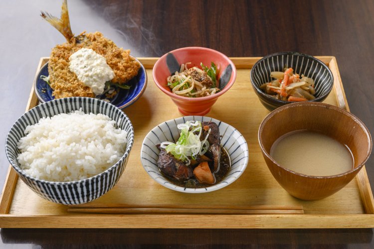 煮魚もフライも食べたい、欲張りな人のために生まれた鯖の黒煮あじフライ定食1100円。タルタルソースは、和風で酸味控えめ。
