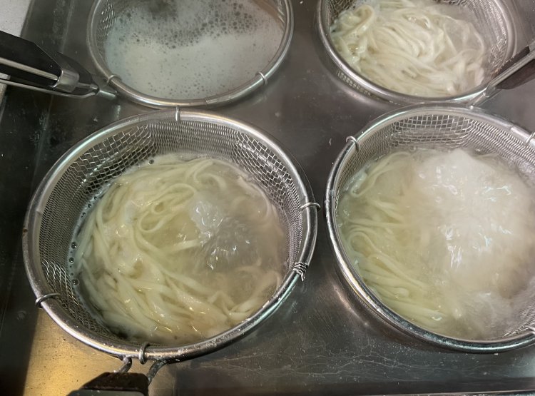 見た目はうどんのような生麺フォー。