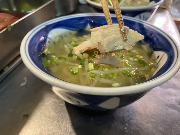 あっさりとした蒸し鶏のフォーが定番だ。