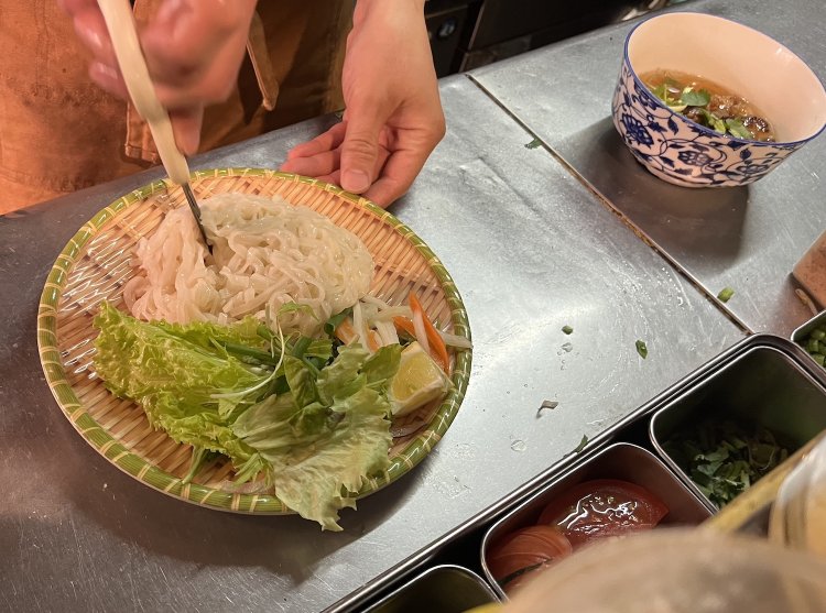 生麺フォーのもちもち感が楽しめるつけ麺フォーの調理風景。麺の量がデフォルトで普通盛りの1.5倍なので麺好きにはおすすめ。