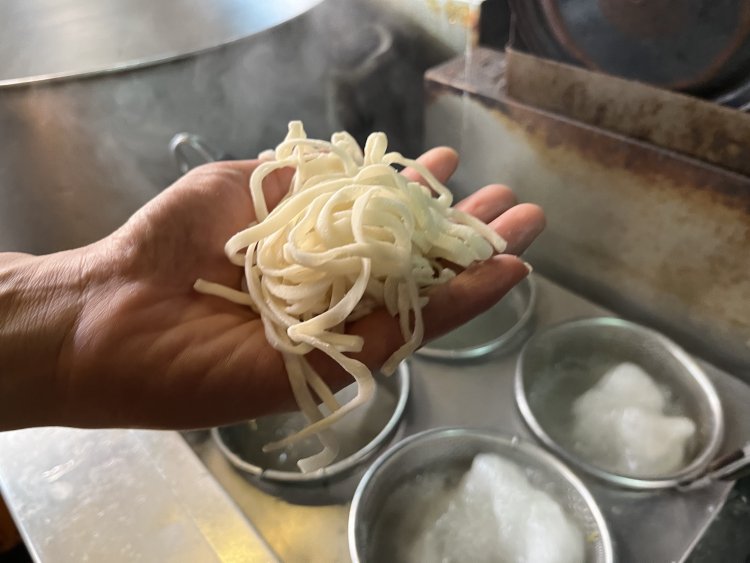 写真は米粉で作られた平たい麺のフォー。これより細く丸い麺ブンもある。