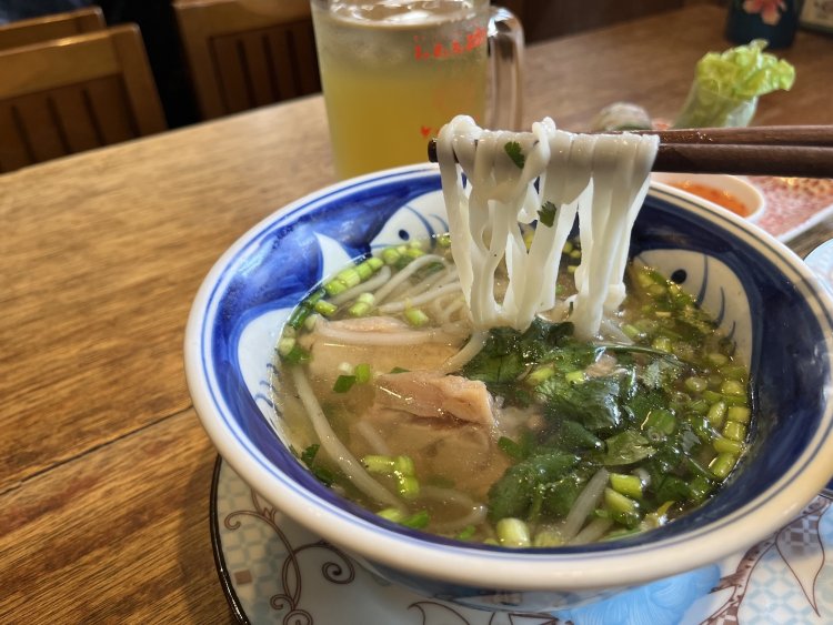 国産米のもちもち感や香りがする生麺フォーは『チョップスティックス』ならではの味わい。
