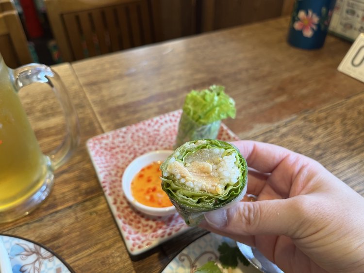 生春巻きの中にはフォーより細く丸い麺・ブンが入っている。ブンは生麺ではないが他の具材とよくなじみあっさりといただける。