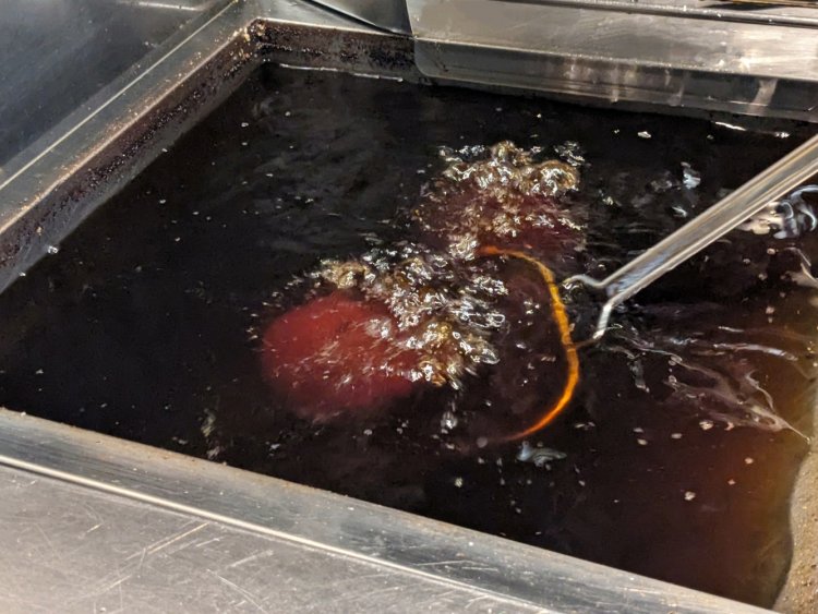 注文を受けてから揚げるので、できたてを食べられる。