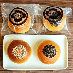 大正5年創業、巣鴨『喜福堂』のあんぱんを食べくらべ〜黒猫スイーツ散歩 あんぱん編①〜