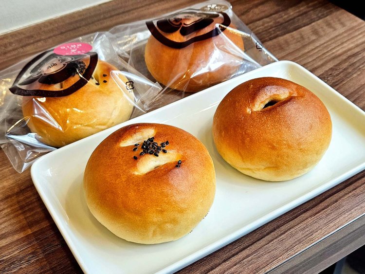 川越の芋あんぱん、珈琲あんぱん各289円。