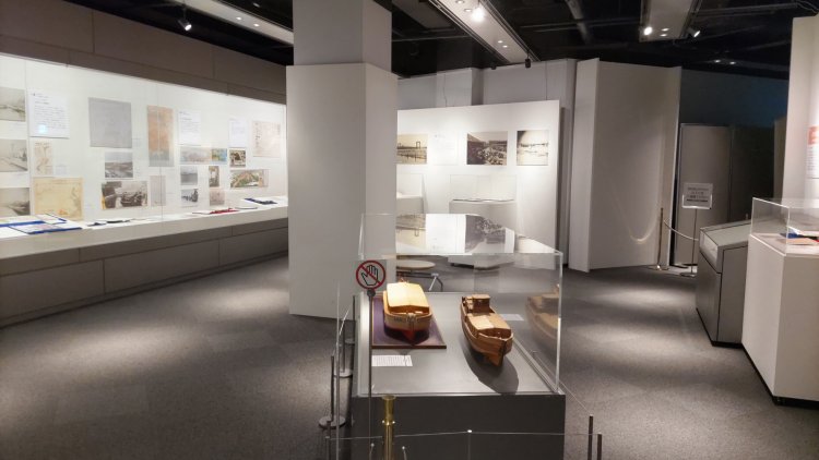 展示の様子。中央にあるのは艀の模型（写真提供＝横浜都市発展記念館）。