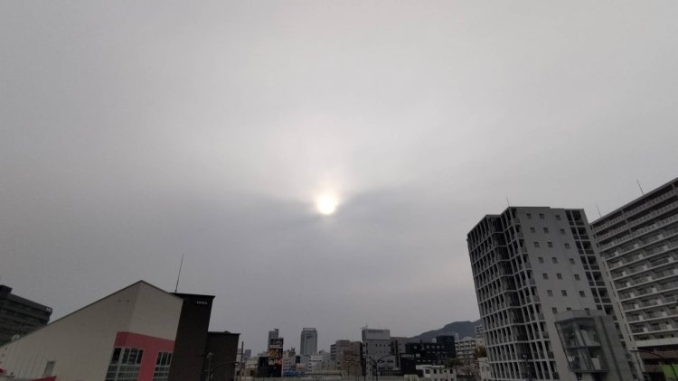 太陽をぼんやりと霞ませる高層雲。おぼろ雲の名も。