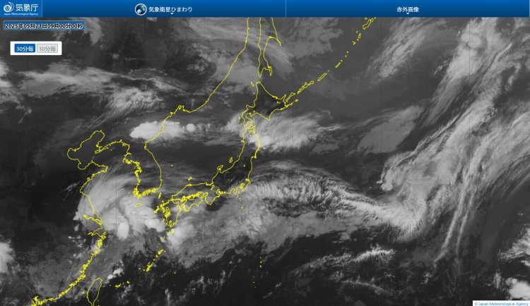 気象衛星ひまわりによって、宇宙から見た雲の様子 (画像=気象庁)。