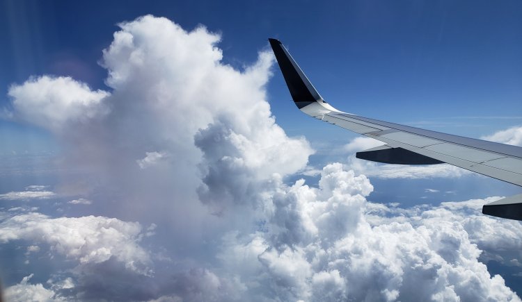 飛行機の中から見た積乱雲、とても背が高い。