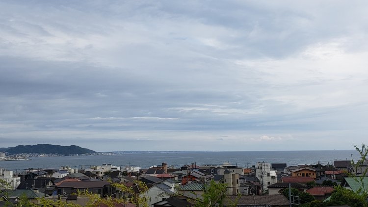 平たく広がる層雲。霧雲ともいう。