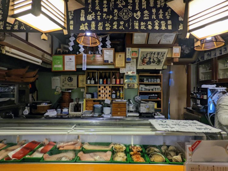 基本は寿司屋で、ネタケースには宝石のような魚たち。