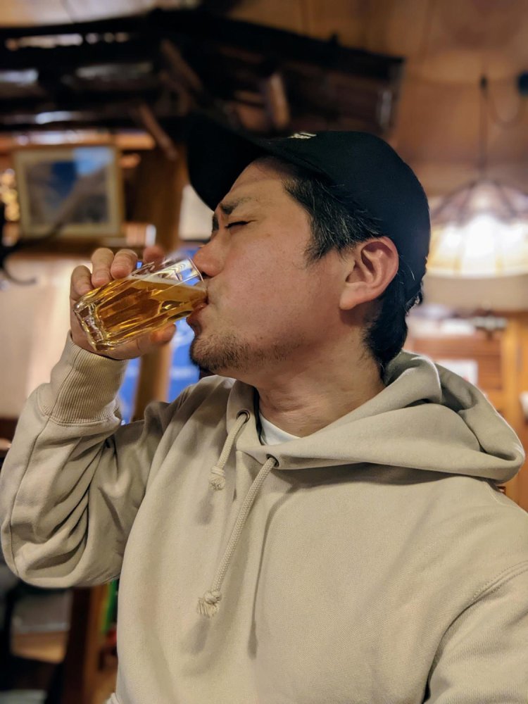 感極まりながらビールを飲み干す筆者。