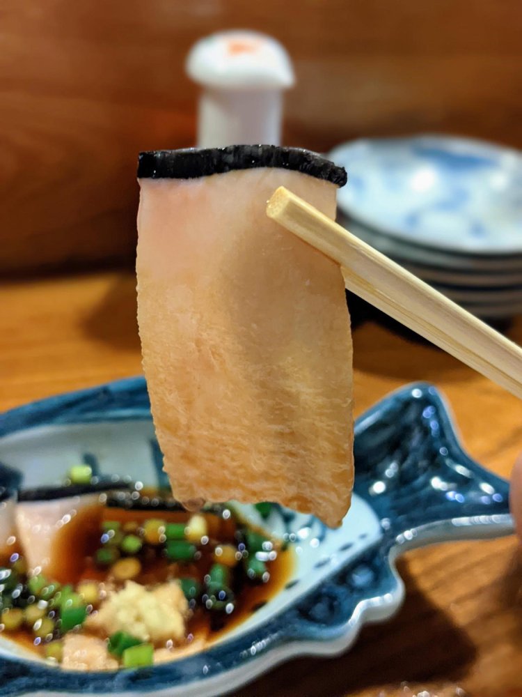 こちらも秋田名物クジラの生白皮。