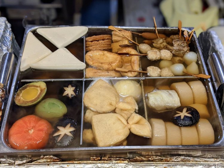 どれもこれもおいしそうに煮立っているおでんたち。