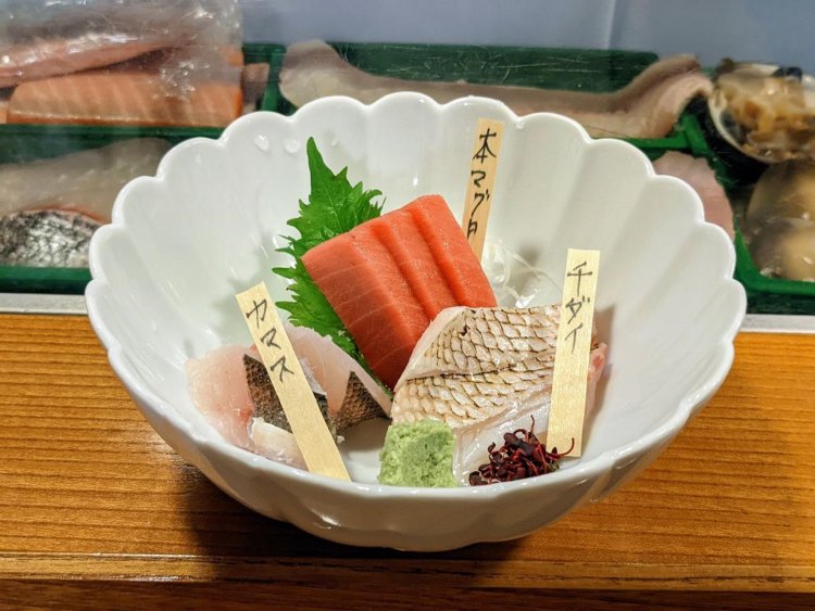 見るからに新鮮な刺し身三点盛り。