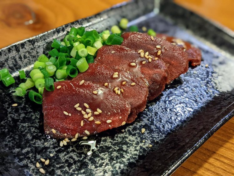 メニューにはないクジラの心臓の刺し身は1500円。