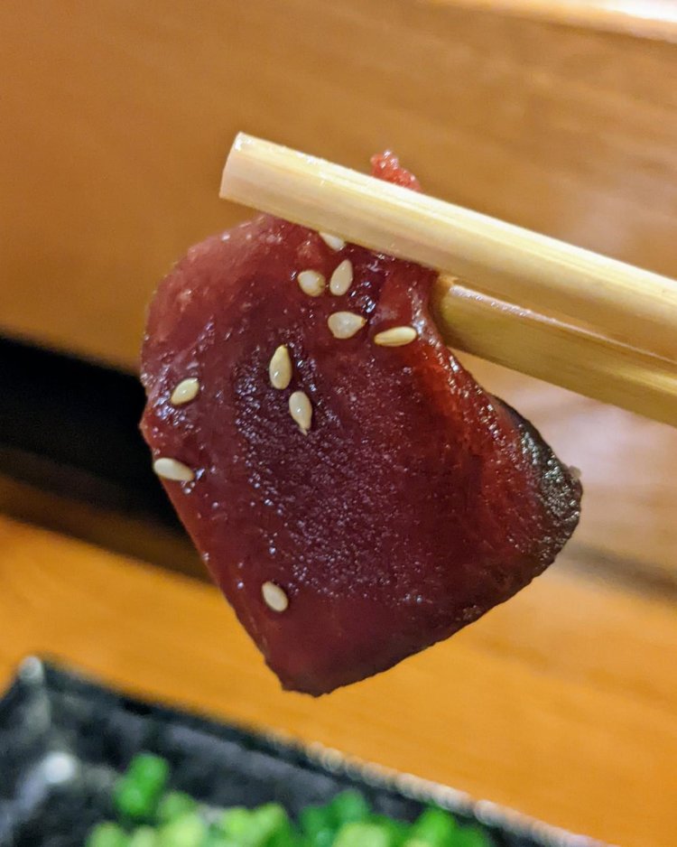 貴重なクジラの心臓の刺し身に舌鼓。