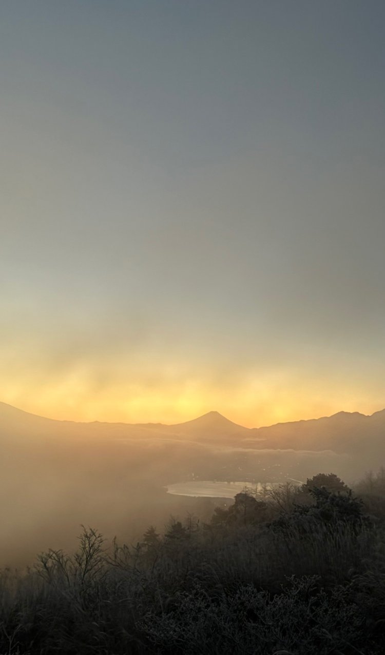 武田信玄の水中墓伝説も存在する諏訪湖を望む。