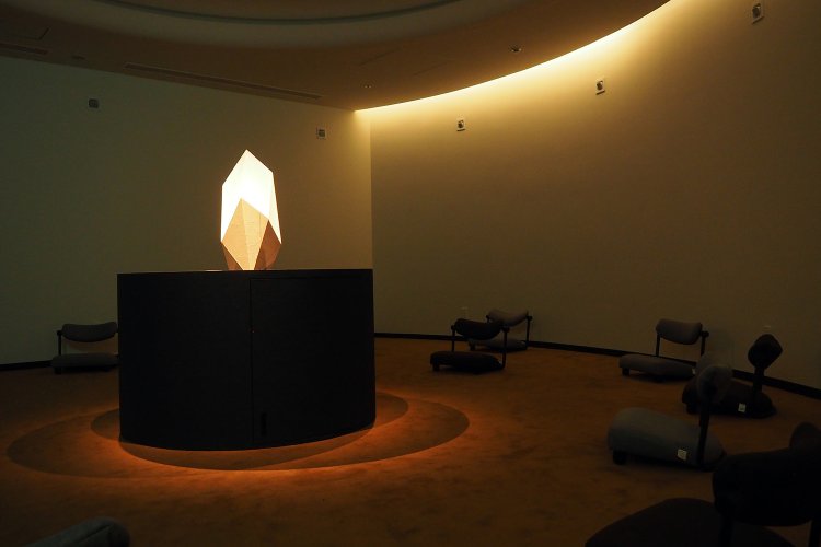 思考を緩和するラウンジ〈CALM〉。