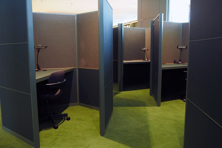 〈FOCUS〉は六角形のハニカム構造の半個室で集中できる。