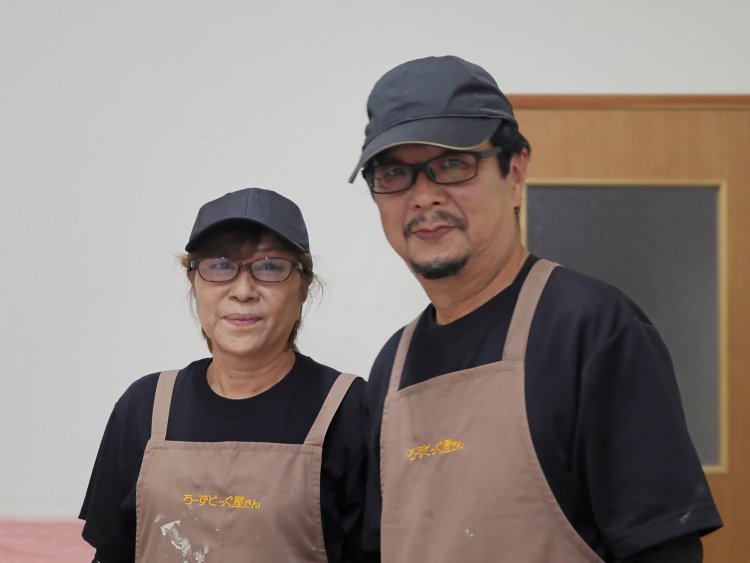 堀切で年数回の販売会をしていた時の秋本さんと房恵さん（2023年撮影）。