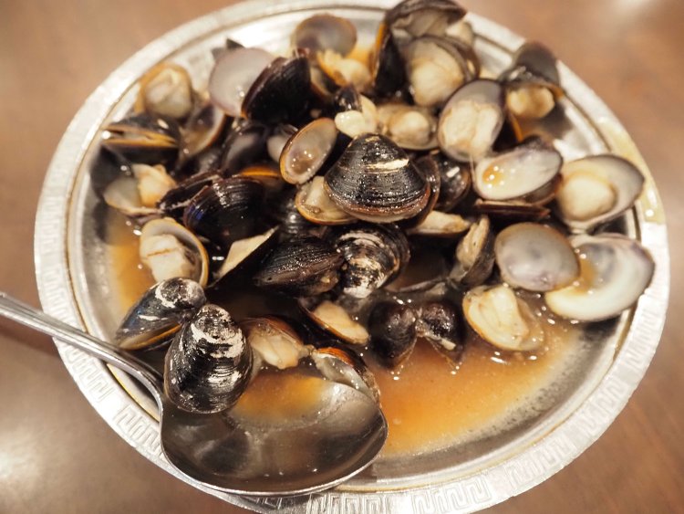 『麗郷』の名物のひとつ、シジミ（海蜆）1320円。