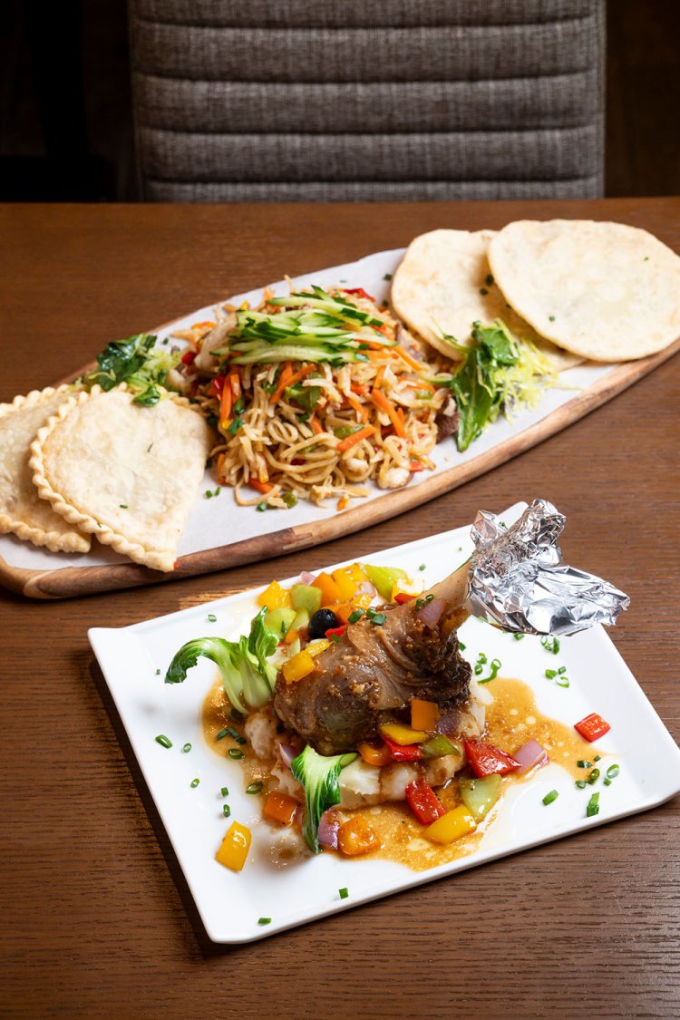 ソウルフード・ホーショール（羊肉や牛肉のパイ）とモンゴル風の焼きうどん（上）、羊のふくらはぎの煮込み。