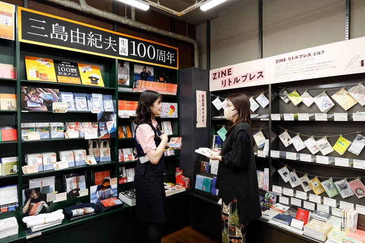 フェア棚やZINEコーナーは1階奥に。「本にまつわる雑貨にも注目！」と纐纈（こうけつ）さん。