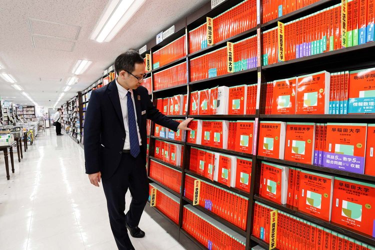 学習参考書コーナーは2階。「全校全学部約600種の赤本を揃えてます」と中西店長。