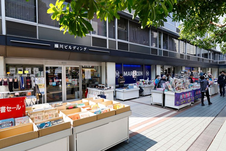 懐かしい曲を流す古くて新しいワゴン販売が健在。