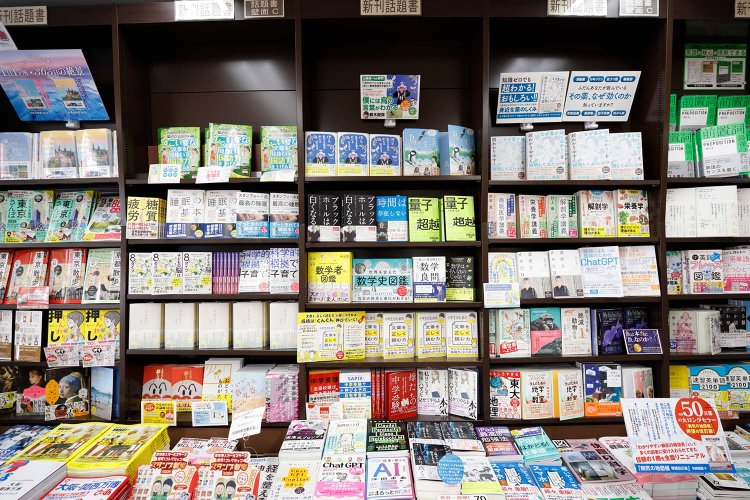 入り口すぐの話題本コーナーは学びに関する本が中心。