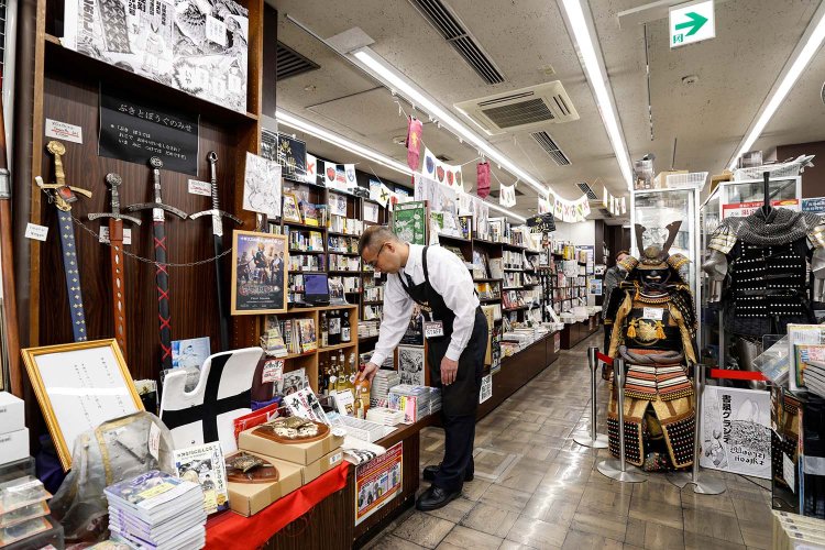 中世フロアでは甲冑、鎧も販売。「中世に愛飲されたハチミツ酒もあります」と高松店長。