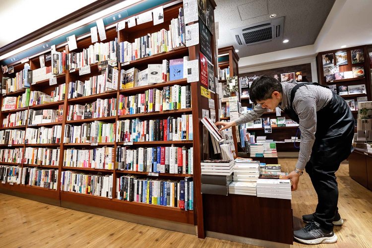 ワールドミュージックなど品揃え希有（けう）｡｢これがあるのが神保町｣と石井さん。