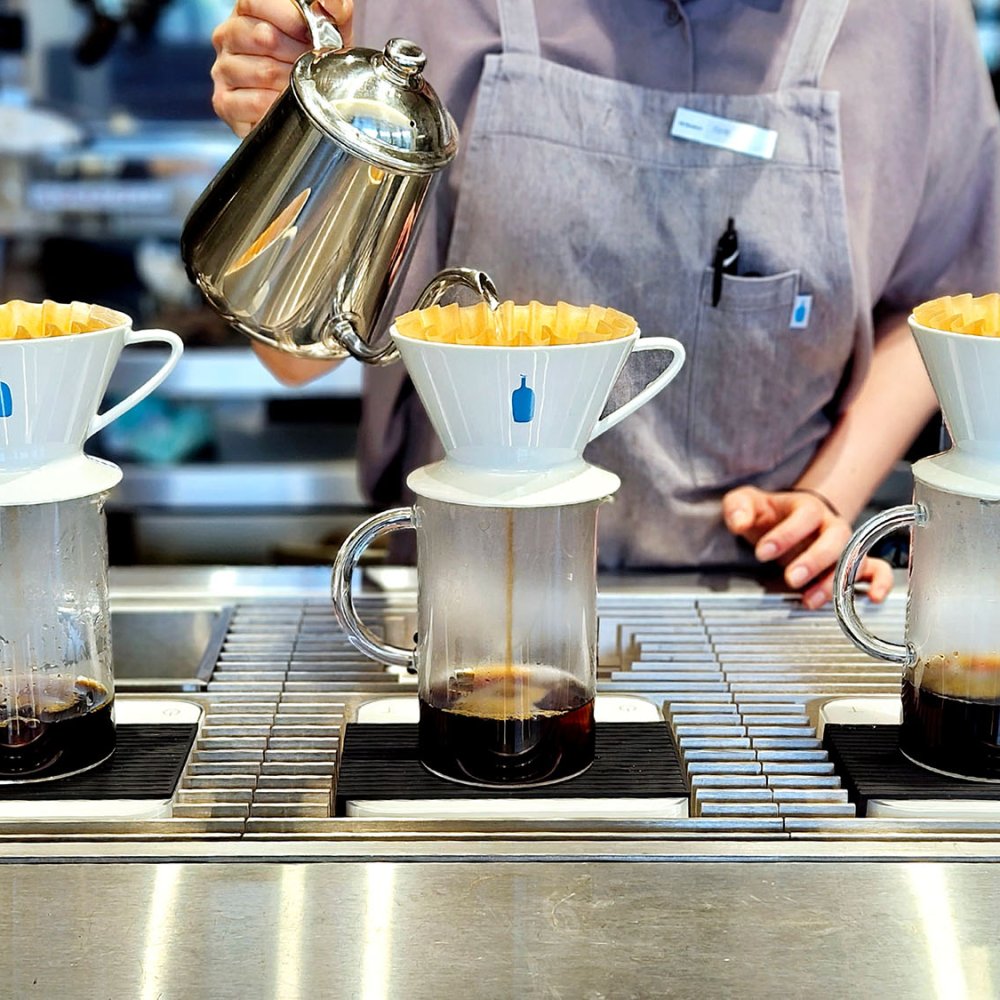 駅前に『ブルーボトルコーヒー』の国内最新店舗オープン！〜黒猫スイーツ散歩 高輪ゲートウェイ編④〜