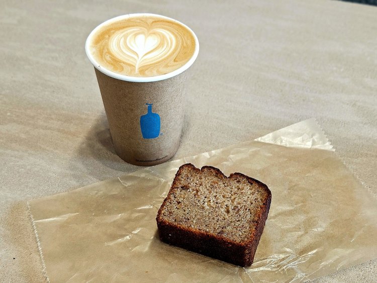 カフェラテ645円、バナナパウンドケーキ702円。