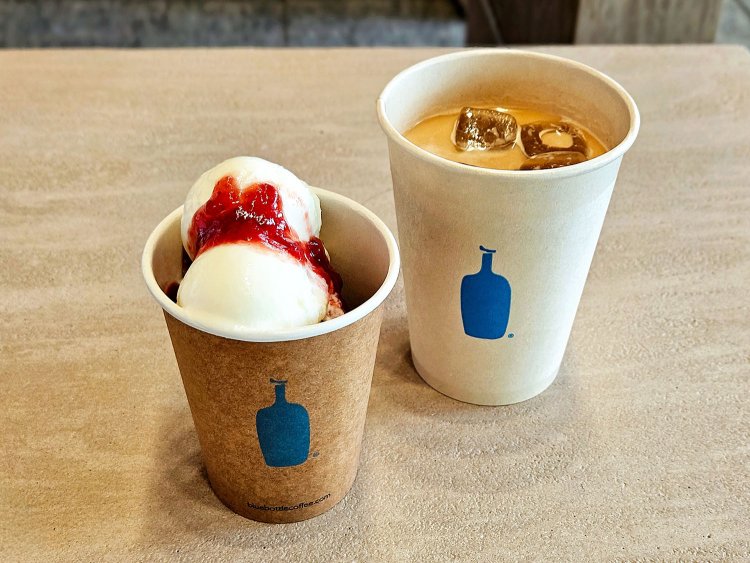 ワッフルパフェ（フルーツジャム）758円、アイスカフェラテ645円。