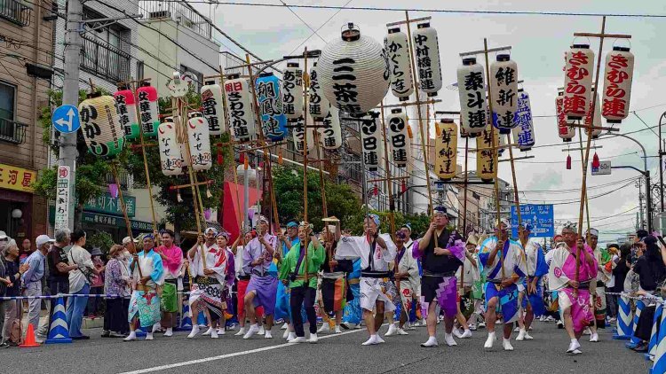堀切会場で行われる菖蒲まつりパレード。迫力ある阿波踊りの団体がイベントを盛り上げる。