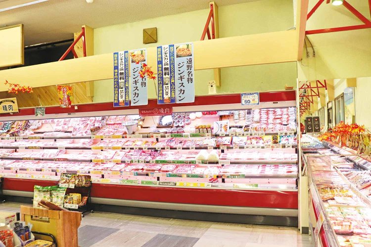 精肉コーナーには「ジンギスカン500g以上お買い上げのお客様にジンギスカン鍋無料貸出します」の文字が！